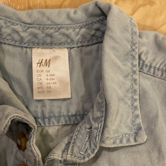 H&M baby light denim long sleeve button down - 4-6 months - Picture 2 of 2
